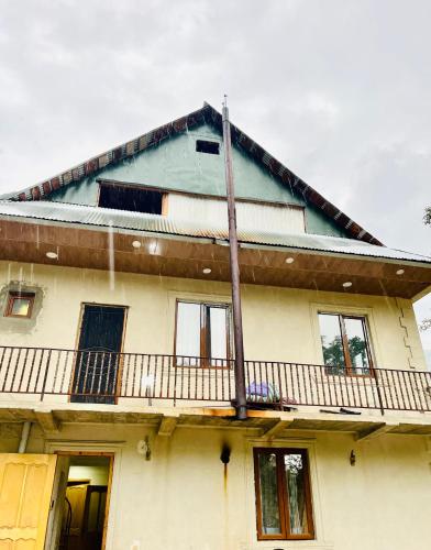 an old house with a balcony and a pole at Guesthouse Taso in Naki