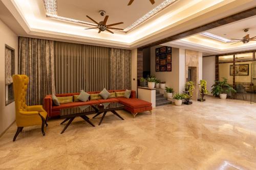 ein Wohnzimmer mit Sofa und Tisch in der Unterkunft Mountain Creek Villa Udaipur in Udaipur