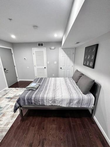 1 dormitorio con 1 cama en una habitación en New Studio By University City, en Filadelfia