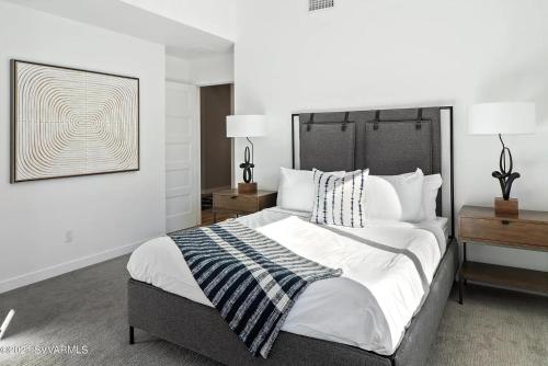 um quarto com uma cama grande e duas mesas de cabeceira em Modern Luxury Home in the Heart of West Sedona em Sedona