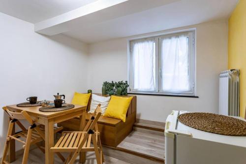 uma pequena sala de estar com uma mesa e um sofá em Apartment Adorno 2 - Affitti Brevi Italia em Gênova