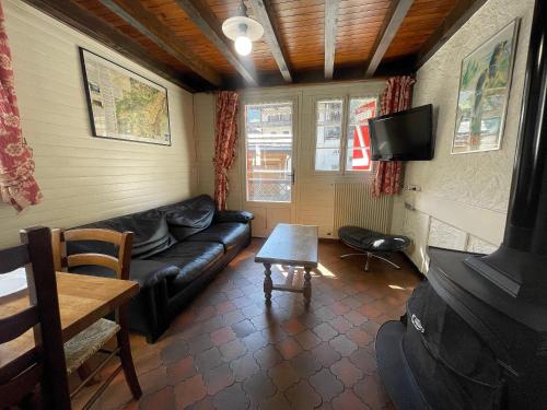 un salon avec un canapé et une table dans l'établissement Cotterg Rez - Appartement dans chalet, à La Clusaz