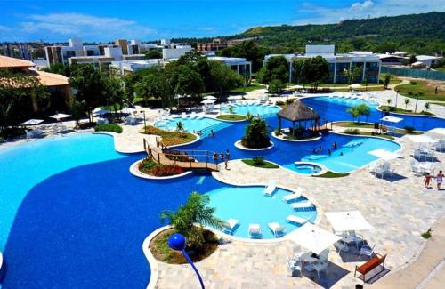 an image of a large swimming pool at a resort at Iloa Flat Barra São Miguel-Alagoas in Barra de São Miguel