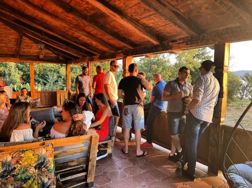 un groupe de personnes debout dans un restaurant dans l'établissement Rustic House Radovic, à Knić