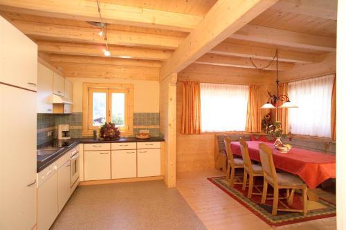 uma cozinha e sala de jantar com mesa e cadeiras em Jagdhaus Wagrain em Wagrain