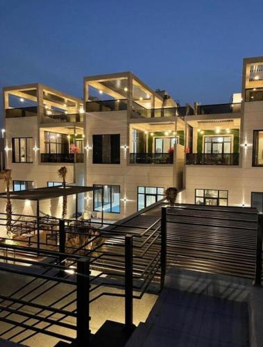 un grande condominio con un grande edificio di شاليهات الاطلالة a Al Khobar