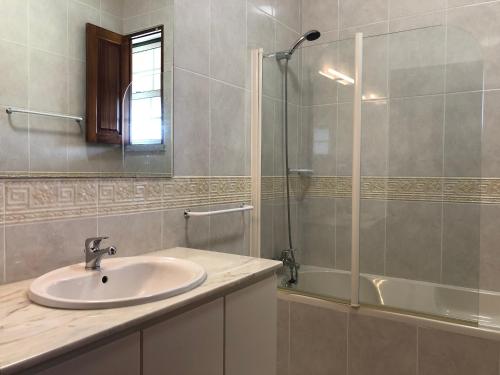 La salle de bains est pourvue d'un lavabo et d'une douche. dans l'établissement Casa das Eiras, à Tondela