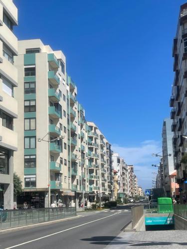 una calle vacía en una ciudad con edificios altos en Spacieux Appartement à Porto en bord mer, en Póvoa de Varzim