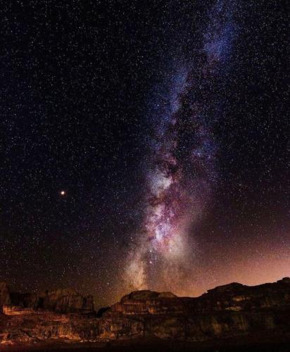a starry night with the milky way in the sky at Wadi Rum Calma camp in Aqaba