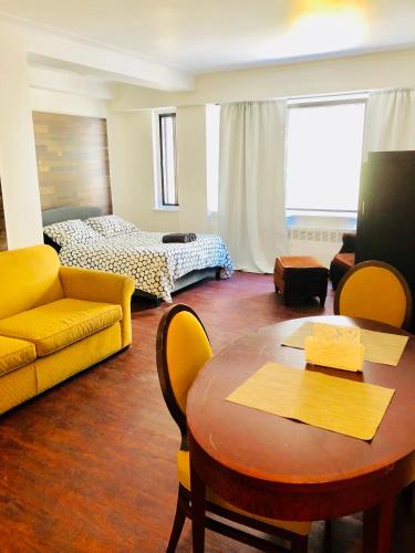Een zitgedeelte bij Stylish Montreal Apartment: Comfortable Stay in the Golden Square Mile