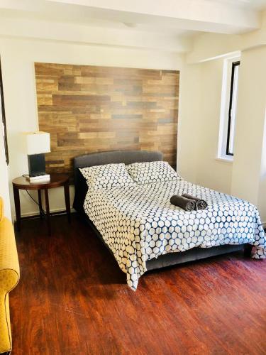 Een bed of bedden in een kamer bij Stylish Montreal Apartment: Comfortable Stay in the Golden Square Mile
