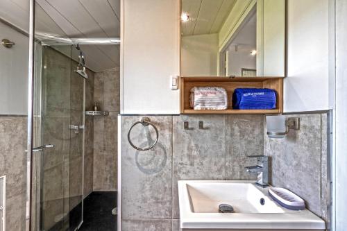 La salle de bains est pourvue d'un lavabo et d'une douche. dans l'établissement Domaine de Pharaon, à Morlaix