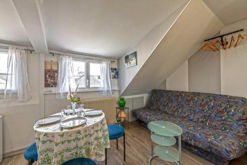 un salon avec un canapé et une table dans l'établissement Domaine de Pharaon, à Morlaix