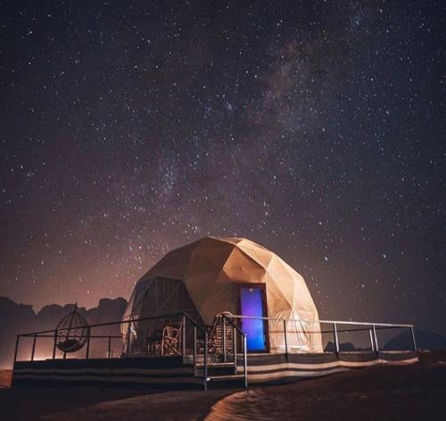 a dome tent under a starry sky at night at Wadi Rum Calma camp in Aqaba