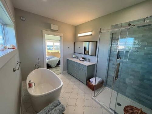 y baño con bañera, ducha y lavamanos. en Bela Vista Getaway - PEI Tourism License #1201185, en Park Corner