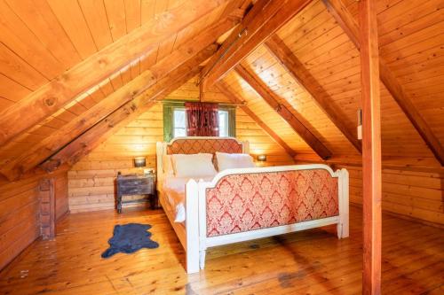 um quarto num chalé com uma cama em family cabin em Menaẖemya