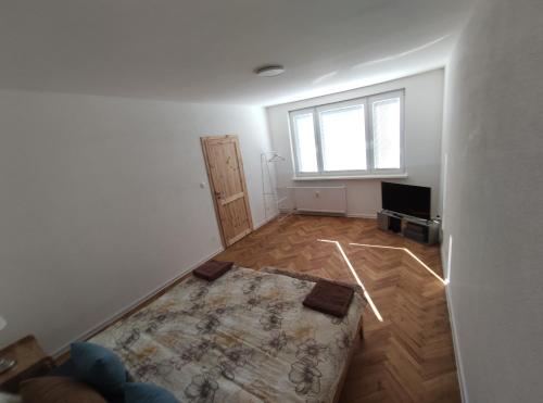 una sala de estar vacía con alfombra y ventana en sky apartment, en Prievidza