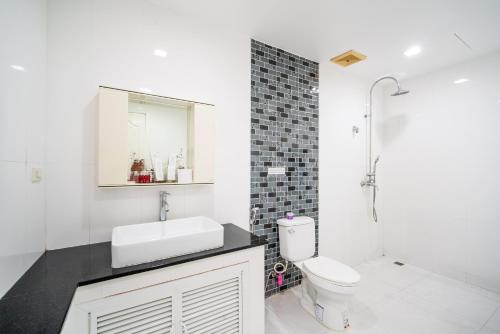 a bathroom with a sink and a toilet and a shower at patong villa2：四卧泳池别墅/两个海景房/近班赞酒吧街 in Patong Beach