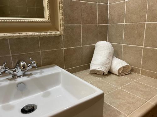 a bathroom with a sink and a towel at Casa Lidia - Antigua Posada Real in Valderrobres