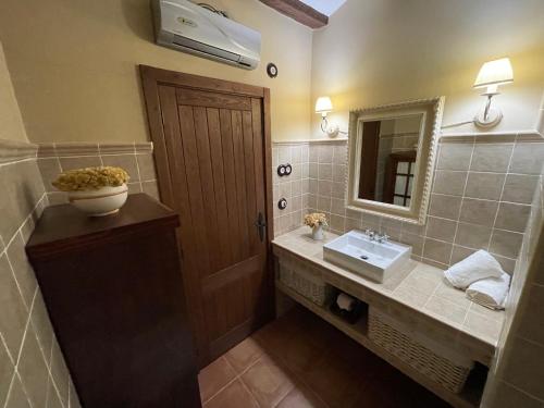 a bathroom with a sink and a mirror at Casa Lidia - Antigua Posada Real in Valderrobres