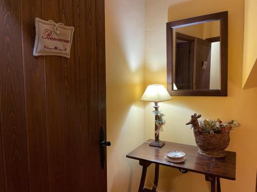 a room with a door and a lamp and a mirror at Casa Lidia - Antigua Posada Real in Valderrobres