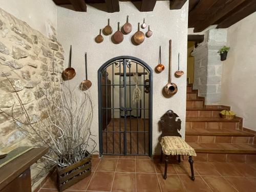 a room with a gate and some pots and pans at Casa Lidia - Antigua Posada Real in Valderrobres