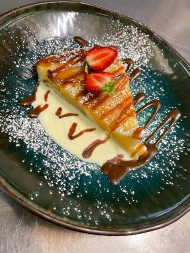 a plate with a piece of cake with strawberries on it at Chambre indépendante Au Relais Normand in Cormeilles