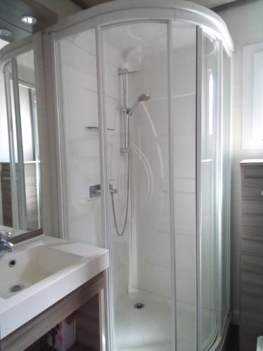 une salle de bain avec douche et lavabo dans l'établissement Mes deux Gîtes de l'Ocre, à Villars