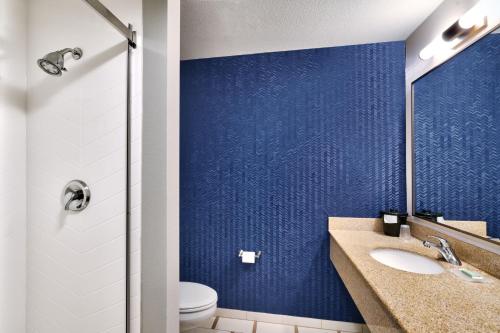 Baño azul con lavabo y aseo en Fairfield Inn & Suites by Marriott Yakima, en Yakima