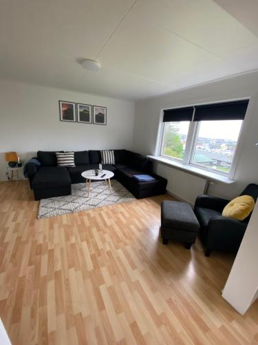 Apartment in the center of Tórshavn, free parking. tesisinde bir oturma alanı