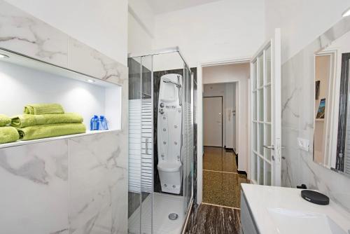 uma casa de banho com um chuveiro e um lavatório. em Il ciliegio di Miki em Gênova