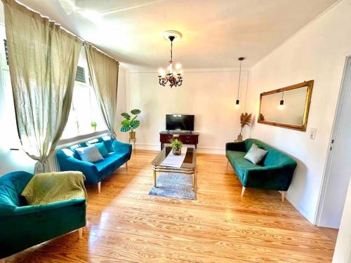 Sala de estar con 2 sofás azules y TV en Altbauvilla im Herzen von Lorsch en Lorsch