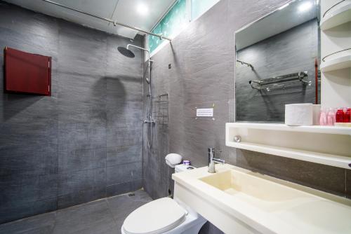 Patong Villa1三卧泳池别墅两个海景房 近班赞江西冷海滩中文管家 في شاطيء باتونغ: حمام مزود بمرحاض ومغسلة ومرآة