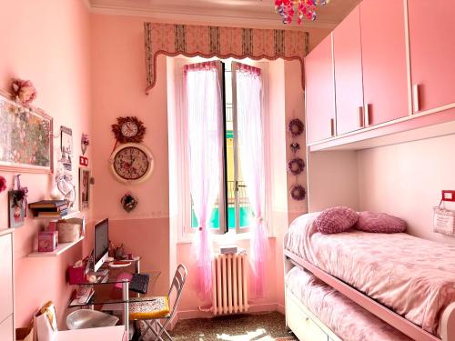Notti magiche a Santa Margherita ligure في سانتا مارغريتا ليغور: غرفة نوم بسرير ونافذة