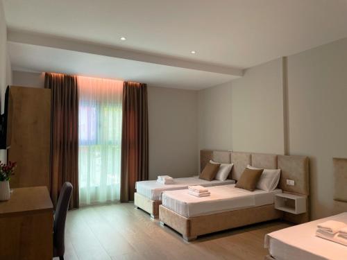 pokój hotelowy z 2 łóżkami i oknem w obiekcie Solea Hotel we Wlorze