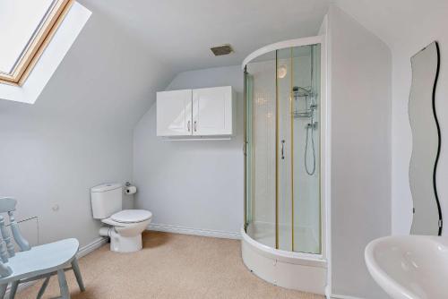 y baño con ducha, aseo y lavamanos. en Tall Trees. Luxury North Cotswold cottage, en Banbury