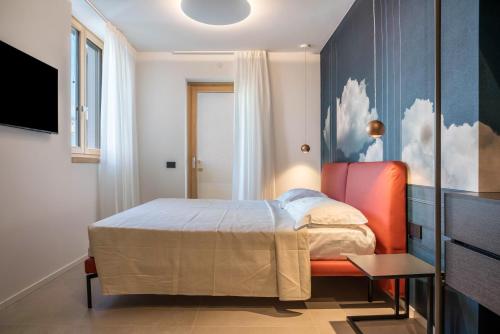 - une chambre avec un lit et un mur avec des nuages dans l'établissement Appartamento Midum Family Balcony, à Trente