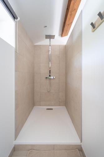 La salle de bains est pourvue d'une douche aux murs blancs. dans l'établissement La Bastide Blanche Magnifique villa 5 étoiles 5 chambres et piscine privée sur 6500 m VAR, à Lorgues