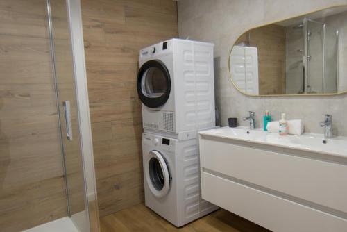 ein Badezimmer mit einer Waschmaschine und einem Waschbecken in der Unterkunft Tignes Appartement 140 m2 pour 08-10 personnes in Tignes