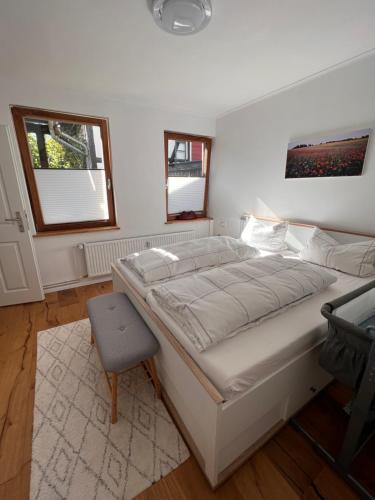 ein Schlafzimmer mit einem großen Bett und zwei Fenstern in der Unterkunft Obere Altstadt in Goslar