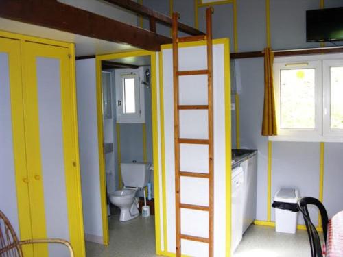 La salle de bains est pourvue d'une échelle et de toilettes. dans l'établissement la Frégière Chalets, à Clairvaux-dʼAveyron