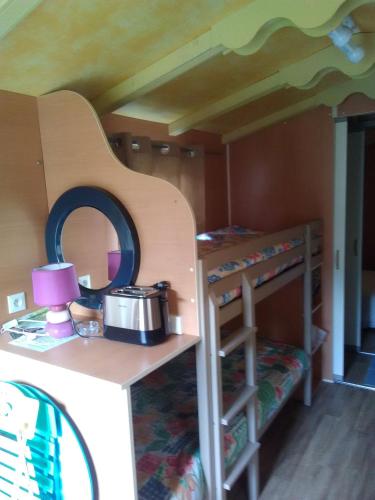 Cette chambre avec lits superposés se trouve dans une maison. dans l'établissement la Frégière Chalets, à Clairvaux-dʼAveyron