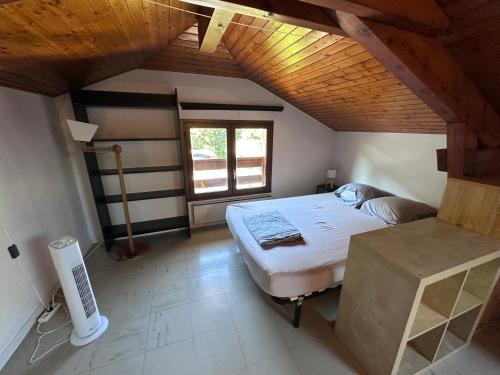 une chambre avec un lit et un plafond en bois dans l'établissement Studios Corenc, à Corenc