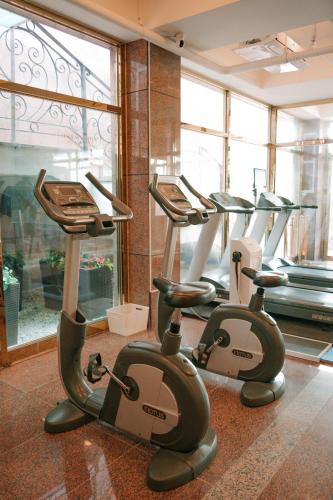 a row of exercise bikes in a room at GoldOne Hotel & Suites in Seogwipo