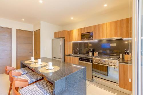 Η κουζίνα ή μικρή κουζίνα στο Santamar by Tao Beach Condos with Pool & Walk to Ocean