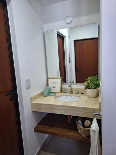 baño con lavabo y espejo grande en Departamento Pueyrredón Salta Argentina en Salta