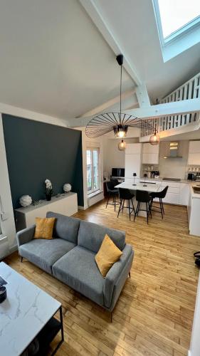 un salon avec un canapé et une table dans l'établissement Le Monceau - Charmant appartement mezzanine Paris, à Paris