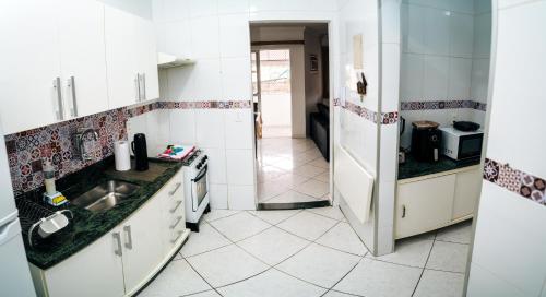 Kuchyň nebo kuchyňský kout v ubytování APTO - Espaço Village Completo - 2Q