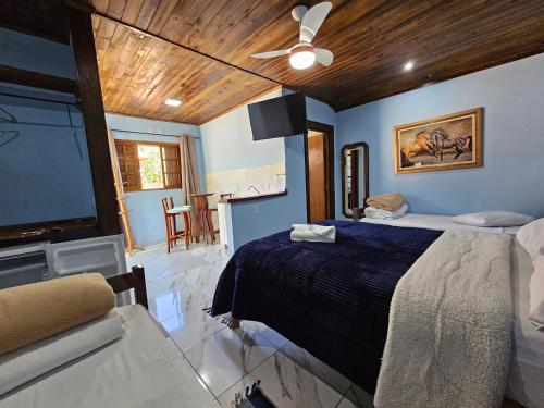 クーニャにあるPousada e Restaurante Clima da Serraのベッドと薄型テレビのある寝室