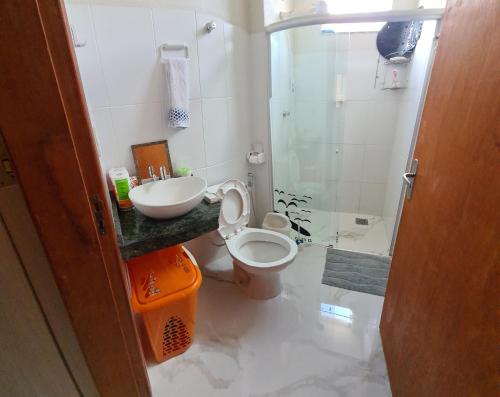 a bathroom with a toilet and a sink at Apartamento in Capitólio